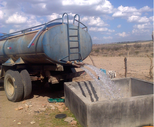 Governo Municipal realiza abastecimento de água na zona rural