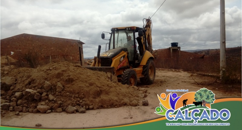 Governo Municipal realiza escavação de barreiros, barragens e serviços de terraplenagem